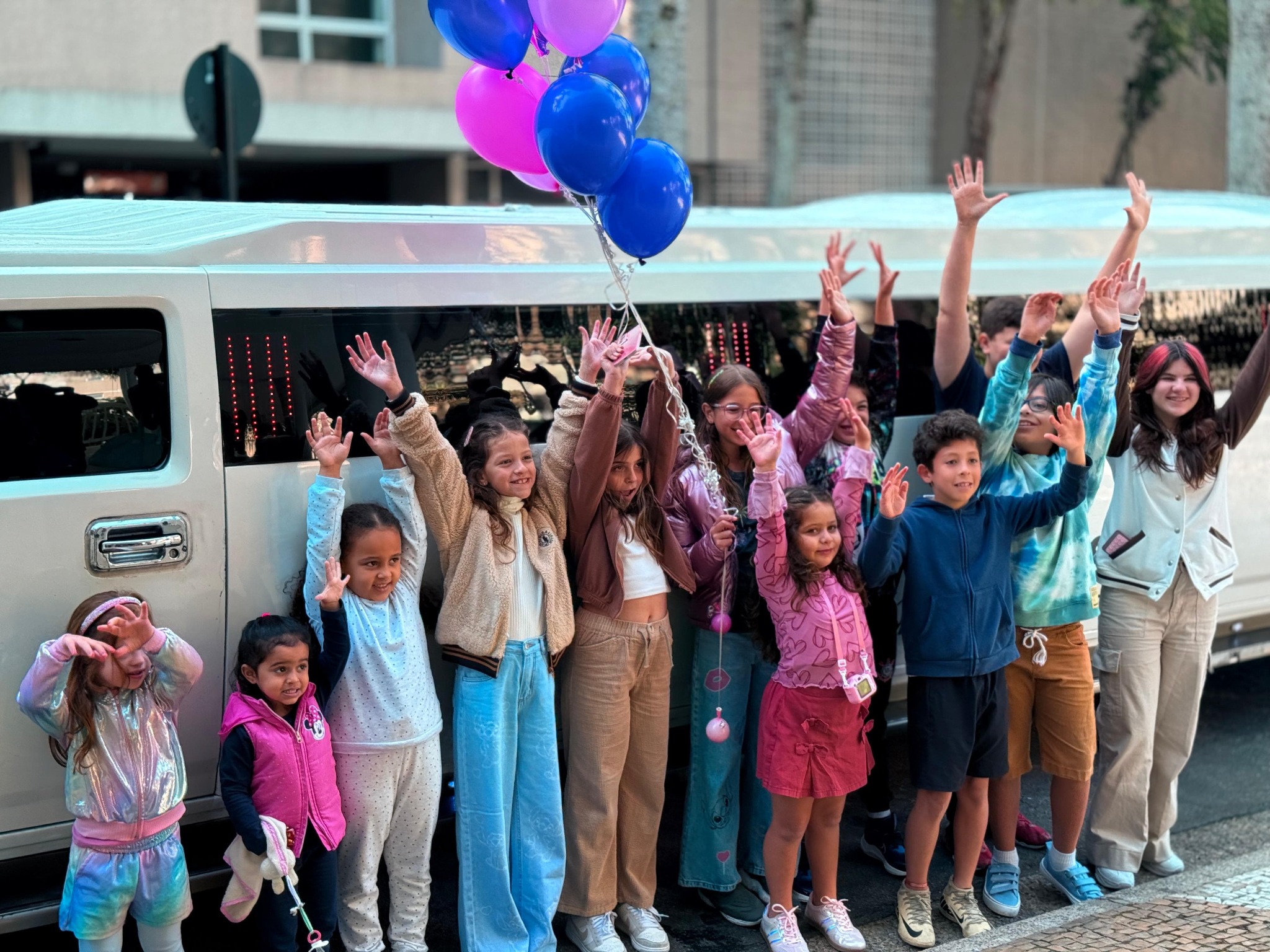Crianças em uma festa com limousine branca Paris Vegas